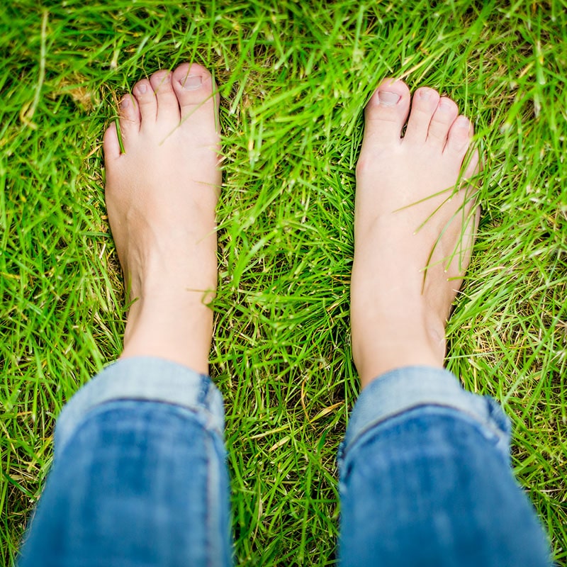 Люблю пятки. Ноги на траве. Здоровая ступня. Здоровые стопы ног.